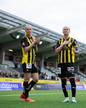 Häckens Lisa Löwing och Filippa Curmark tackar klacken