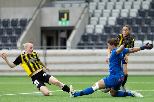 Brommapojkarnas målvakt Anna Aurora Koivunen räddar ett