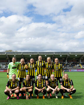 Häckens startelva uppe fr.v. målvakt Jennifer Falk,