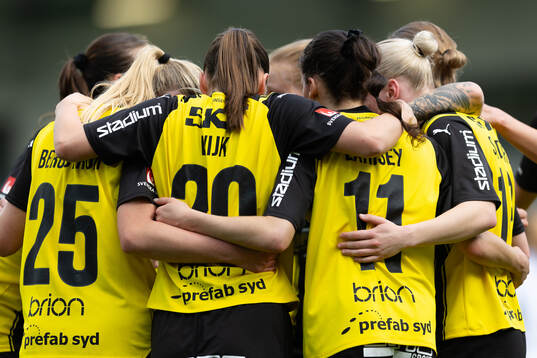 Häckens Alice Bergström jublar med lagkamrater