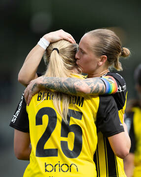 Häckens Alice Bergström jublar ihop med Filippa Curmark