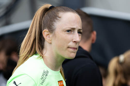Häckens målvakt Loes Geurts innan fotbollsmatchen i
