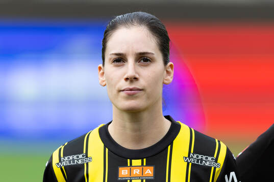 Häckens Clarissa Larisey på line up innan fotbollsmatchen
