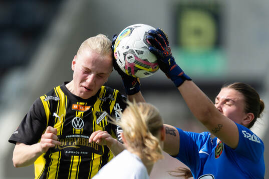 Häckens Anna Sandberg och Brommapojkarnas målvakt Anna