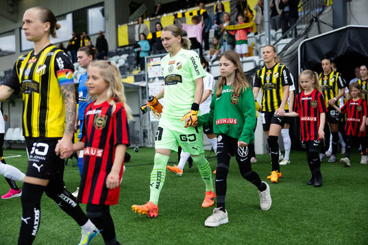 Häckens målvakt Jennifer Falk innan fotbollsmatchen i