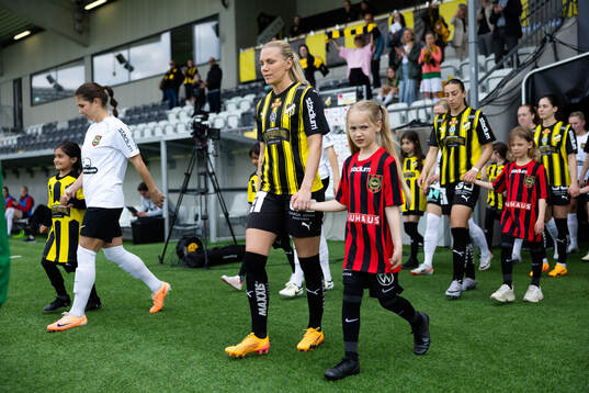 Häckens Josefine Rybrink  innan fotbollsmatchen i