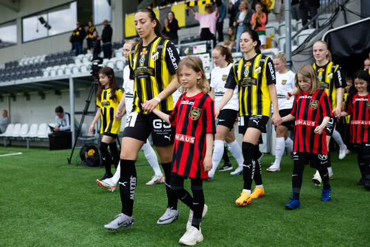 Häckens Rusul Rosa Kafaji innan fotbollsmatchen i
