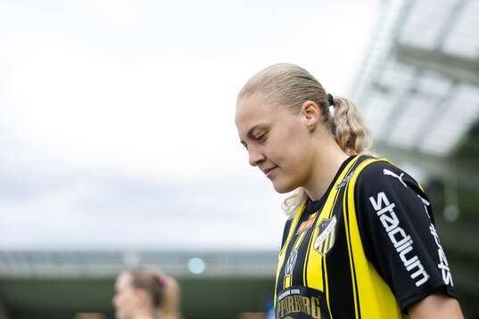 Häckens Elma Junttila Nelhage innan fotbollsmatchen i