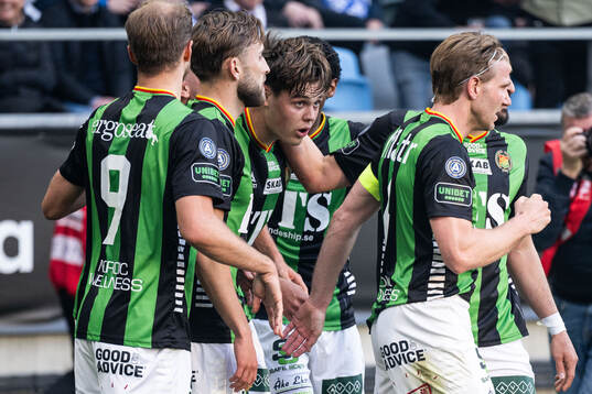 GAIS Axel Henriksson jublar med lagkamrater