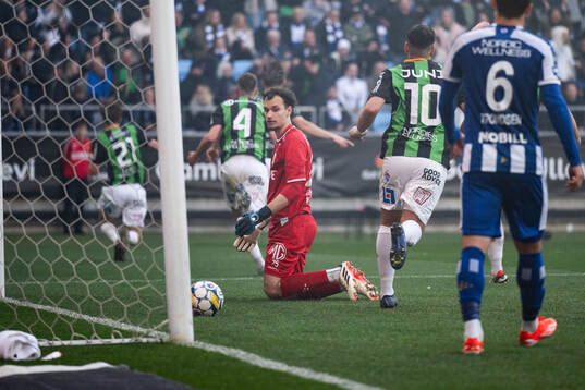 IFK Göteborgs målvakt Elis Bishesari deppar