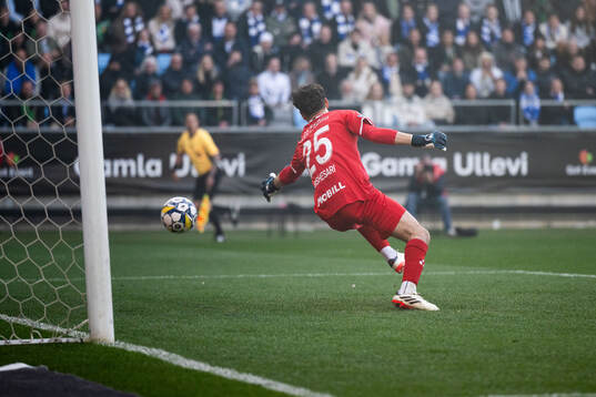 IFK Göteborgs målvakt Elis Bishesari släpper in 1-0