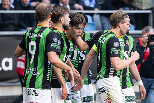 GAIS Axel Henriksson jublar med lagkamrater
