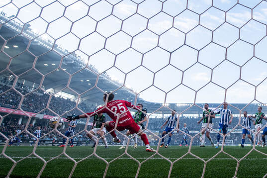 GAIS Axel Henriksson gör 1-0 bakom IFK Göteborgs målvakt