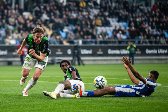 GAIS Robin Frej och Harun Ibrahim i kamp om bollen med IFK
