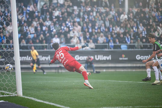 GAIS Axel Henriksson gör 1-0 bakom IFK Göteborgs målvakt
