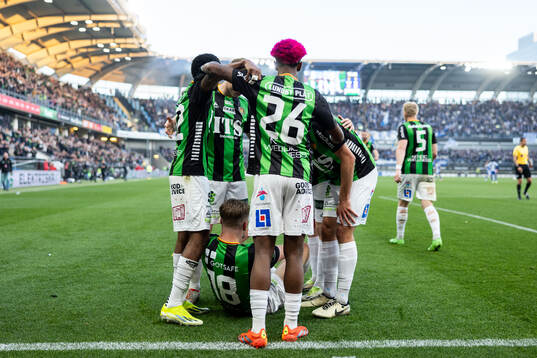 GAIS Alexander Ahl Holmström jublar med lagkamrater