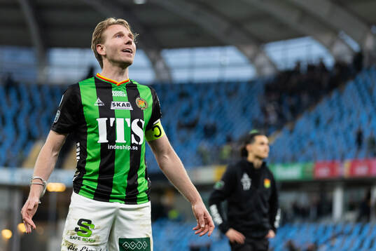 GAIS August Wängberg sjunger framför supportrarna