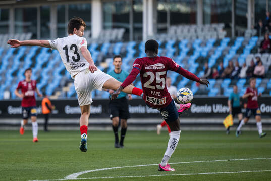 Helsingborgs Wilhelm Loeper och Örgrytes Abdoulaye Faye