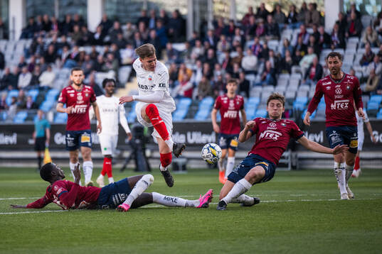 Helsingborgs Taylor Silverholt och Örgrytes Abdoulaye Faye
