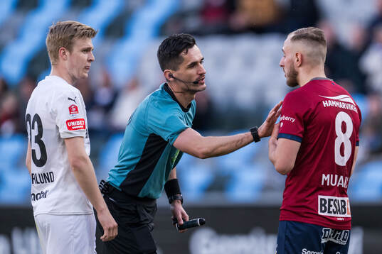 Helsingborgs William Westerlund och Domare Fikret Buqa och