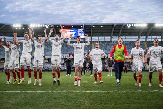 Helsingborgs Adrian Svanbäck jublar med lagkamrater