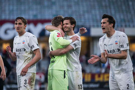 Helsingborgs Wilhelm Nilsson, målvakt Kalle Joelsson,