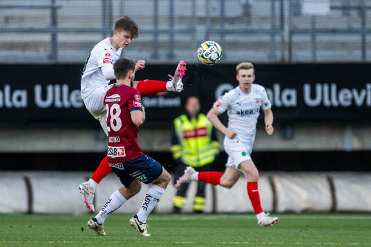 Helsingborgs Adrian Svanbäck och Örgrytes Erion Sadiku