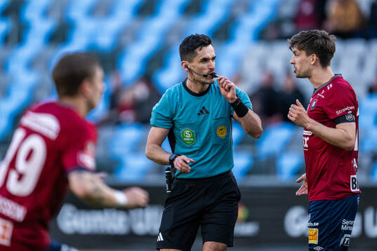 Domare Fikret Buqa och Örgrytes Daniel Paulson