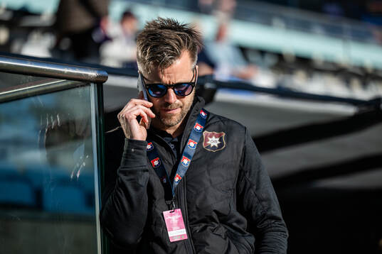Örgrytes sportchef Pontus Farnerud pratar i telefon