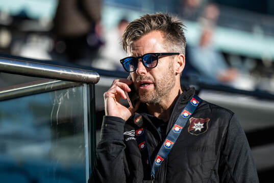 Örgrytes sportchef Pontus Farnerud pratar i telefon