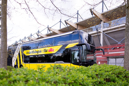 Häckens spelarbuss utanför Visma arena