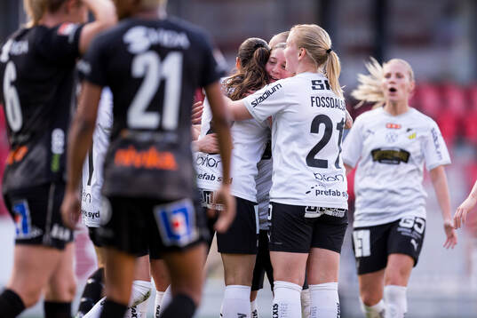 Häckens spelare jublar