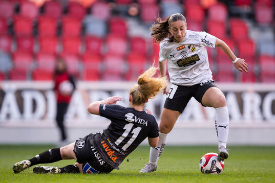 Växjö DFFs Sophia Redenstrand och Häckens Rusul Rosa