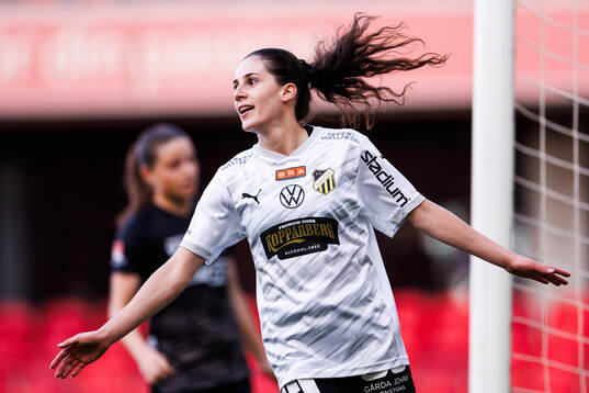 Häckens Clarissa Larisey jublar