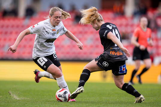 Häckens Alice Bergström och Växjö DFFs Sophia