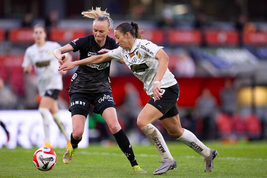 Växjö DFFs Emma Pennsäter och Häckens Rusul Rosa Kafaji