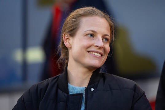 Häckens skadade spelare Anna Anvegård på läktaren