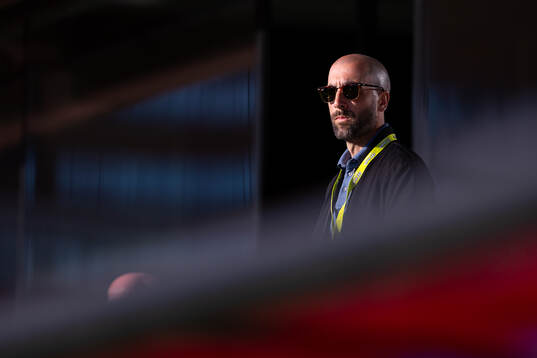 Öster tränare Martin Foyston på läktaren