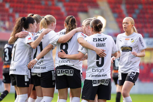Häckens spelare jublar