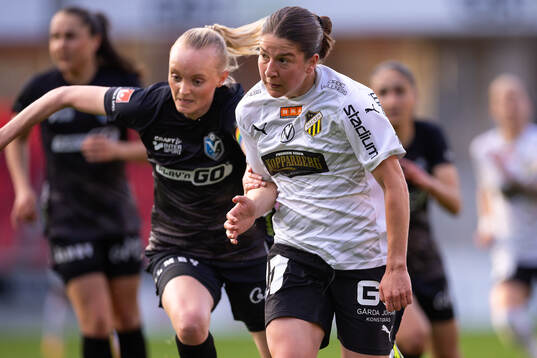 Växjö DFFs Emma Pennsäter och Häckens Ruby Grant