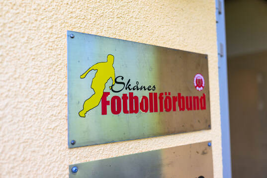 Skyltar till Skånes fotbollsförbund och Ettan utanför