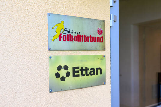 Skyltar till Skånes fotbollsförbund och Ettan utanför