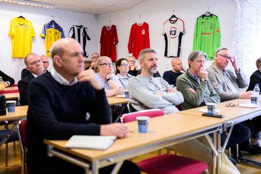 Fotbollströjor på väggarna vid ett möte hos Skånes
