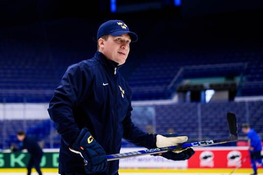 Head coach Sam Hallam of Sweden at a practice session