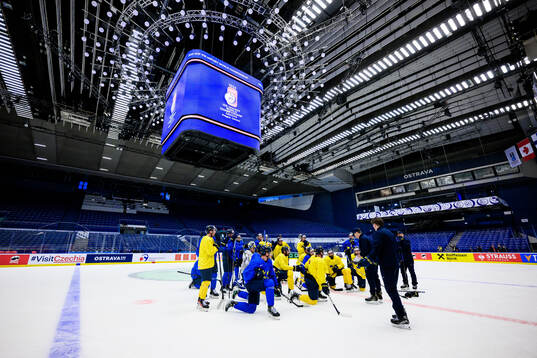 Players of Sweden at a practice session