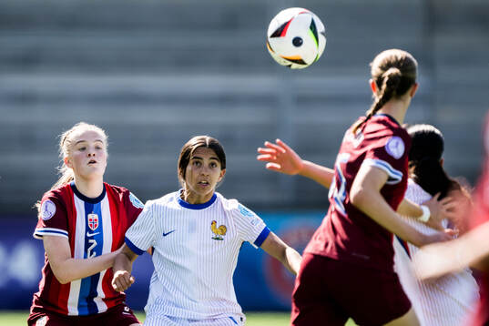 Ina Raaum Andreassen of Norway and Justine Rouquet of France