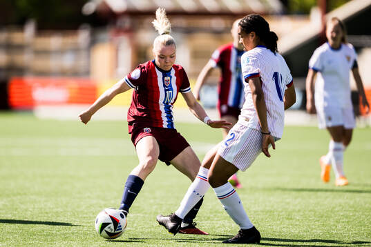 Anny Kerim-Lindland of Norway and Médina Belaid of France