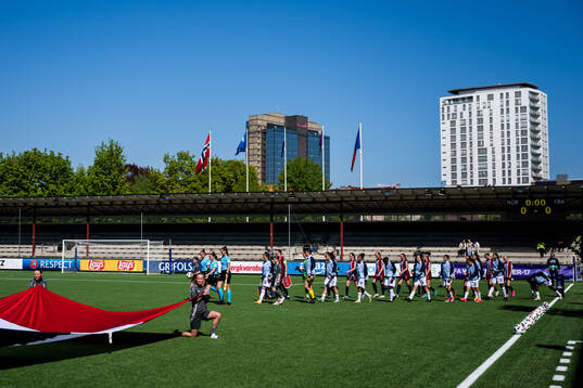 The players enter the pitch