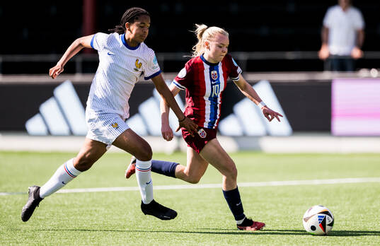 Médina Belaid of France and Anny Kerim-Lindland of Norway