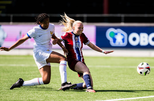 Médina Belaid of France and Anny Kerim-Lindland of Norway
